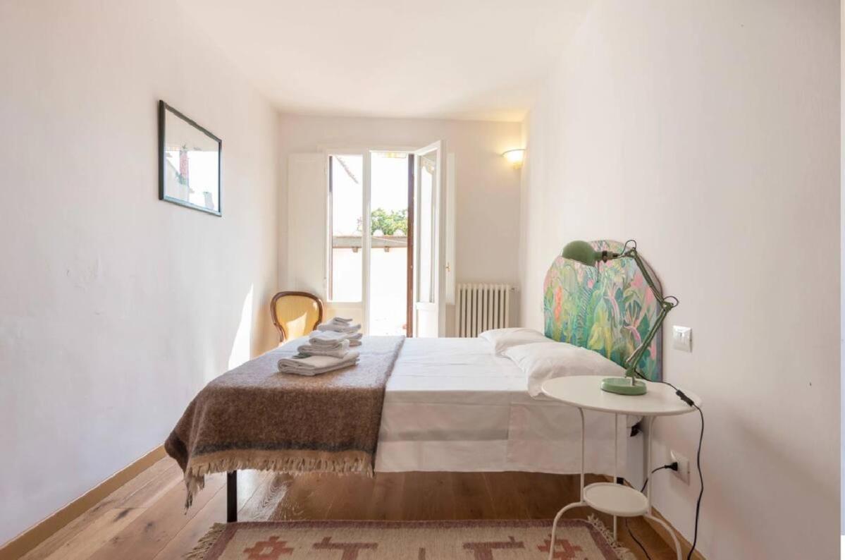 Airy One Bedroom With Terrace Near Palazzo Pitti Apartamento Florença